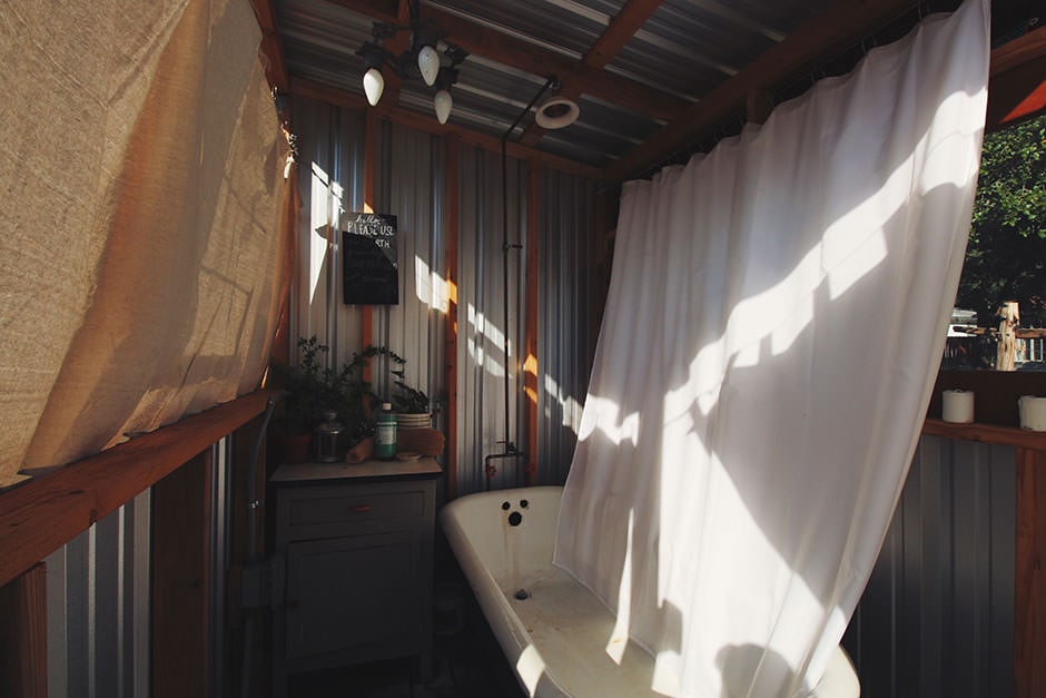 austin trailer airbnb bathtub